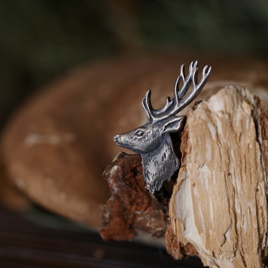 mini broszka ze srebra z jeleniem